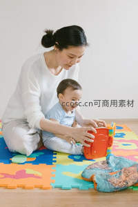 母子温馨互动，彩色地垫上的快乐时光