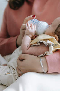 婴儿奶瓶喂养特写，小手轻握奶瓶瞬间