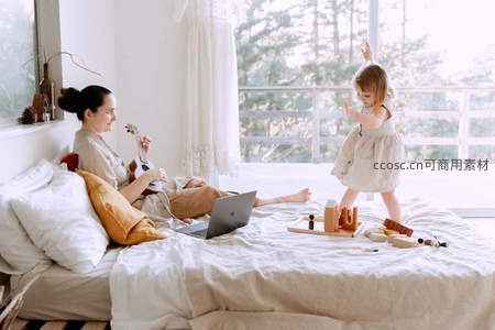 卧室里母女互动，音乐与游戏共享欢乐