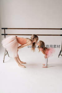 母女共舞芭蕾，温馨瞬间定格