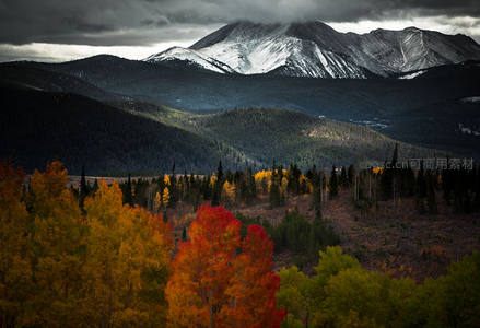 雪山下的层林尽染秋谷