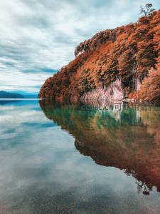 湖面如镜倒映秋山云影静谧绝美