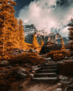 山巅云雾缭绕石阶通幽