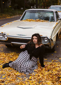 复古汽车旁的秋日美人