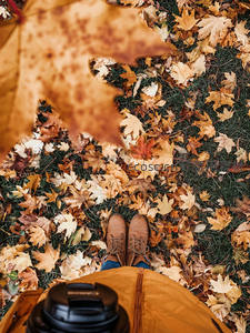 俯拍视角下脚踏落叶与相机相伴秋游