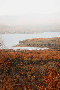 湖畔秋山雾霭朦胧