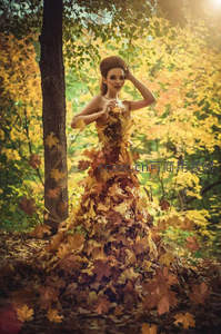 森林中落叶长裙美人