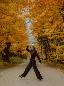 秋日林间小径上的时尚漫步