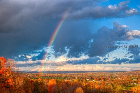 秋日彩虹横跨斑斓山谷