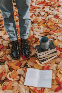 牛仔裤与皮靴旁的秋日阅读角落