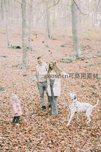 幸福家庭在秋日森林中嬉戏玩乐