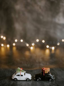 圣诞小车装载礼物与松树，温馨节日氛围