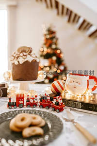 圣诞甜点与玩具火车摆台，欢乐家庭聚会