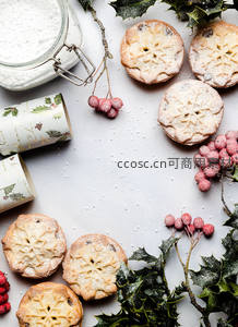 雪花饼干与冬青浆果的节日摆盘