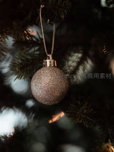 闪亮圣诞球挂于松枝，节日氛围浓厚