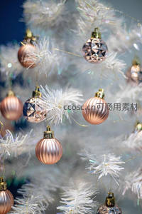 白色圣诞树挂满玫瑰金几何彩球