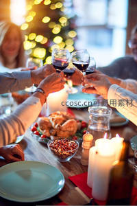 家人围坐圣诞餐桌举杯欢庆温馨时刻