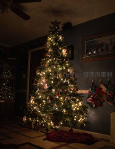 室内客厅点亮的圣诞树营造节日气氛