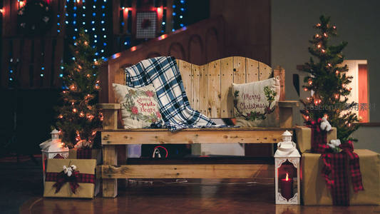 木制长椅配圣诞装饰营造温馨节日角落