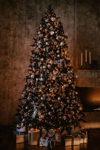 奢华银黑圣诞树配烛光营造高级节日感