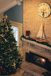 壁炉旁圣诞树与帆船模型的温馨角落