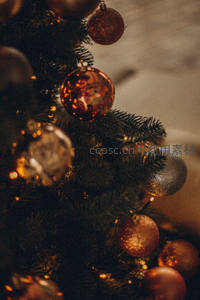 暗调圣诞树球饰特写，金属光泽