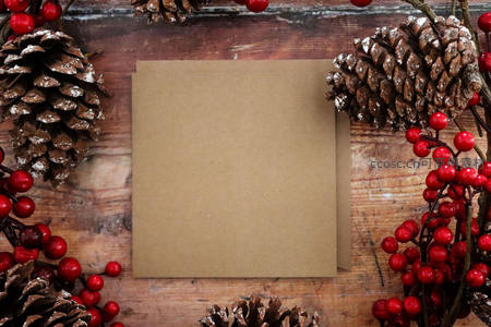 木质背景配松果浆果，空卡纸待写祝福