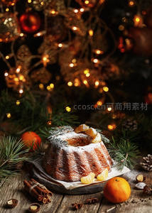 圣诞树下橙香蛋糕，暖灯映衬甜蜜时光