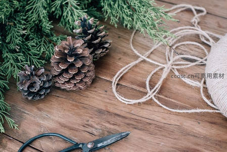 松果麻绳木桌，手作圣诞装饰静物