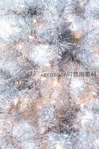 银色圣诞树特写，闪烁灯光如星河