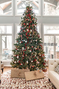 客厅高大圣诞树，红白装饰满屋温馨