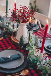 格纹桌布上的圣诞餐桌布置