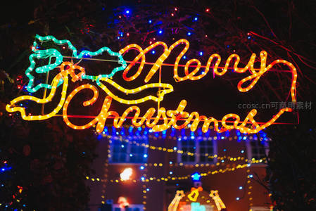 霓虹灯牌点亮夜空祝圣诞快乐