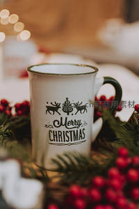 圣诞马克杯与浆果松枝的温馨节日氛围