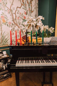 钢琴上烛光水果静物，优雅复古风