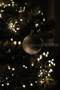 闪烁灯光下的闪亮圣诞球装饰