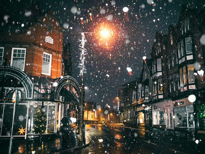 雪花纷飞夜街灯火阑珊如梦似幻