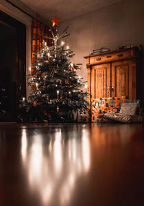 温馨圣诞树点亮节日夜晚