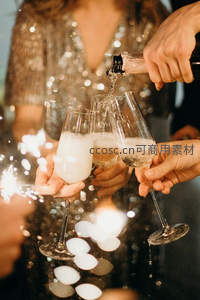 香槟碰杯庆祝欢乐时刻