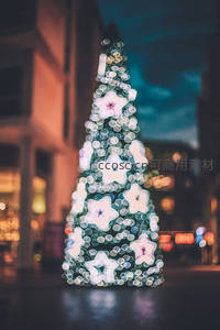 城市夜景中的梦幻圣诞树