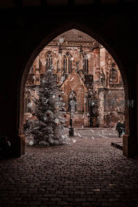 拱门下的雪中教堂，静谧圣诞夜景