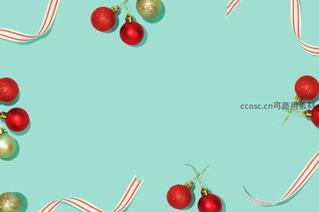 青绿背景上的圣诞彩球与丝带装饰