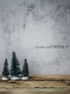 三棵迷你圣诞树摆放在木质桌面