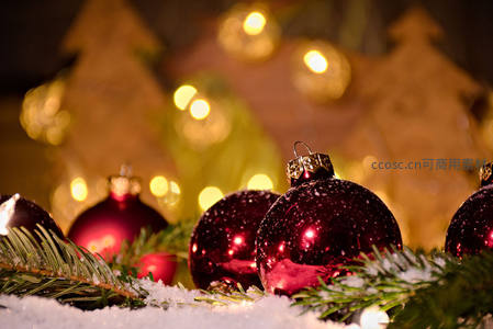 红色圣诞球与松枝雪景特写