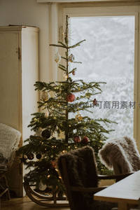 窗边温馨圣诞树，雪花飘落如童话