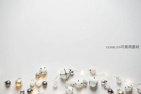 简约白色背景，银白圣诞装饰串