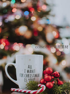 圣诞马克杯与彩灯背景温馨节日氛围