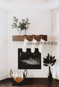 壁炉前悬挂三只白色针织圣诞袜