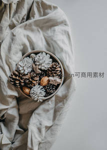 碗中盛放的松果与坚果，布艺衬托自然质感