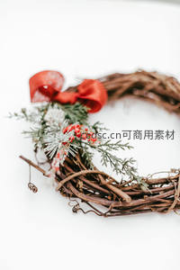 藤蔓花环点缀红丝带与冬青浆果